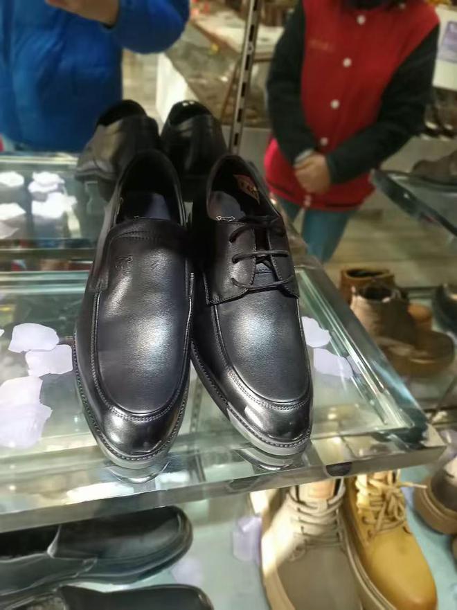 宠了满大街都是平底鞋配运动裤的“时髦精”j9九游会俱乐部登录入口万万没想到皮鞋失