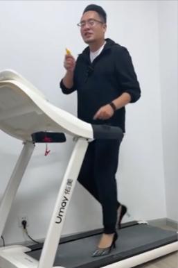 了高跟鞋奇迹般东山再起5个月赚12亿j9九游会登录负债500万后大叔穿上(图7)