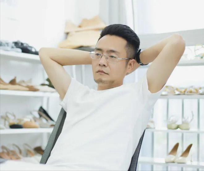 了高跟鞋奇迹般东山再起5个月赚12亿j9九游会登录负债500万后大叔穿上(图8)
