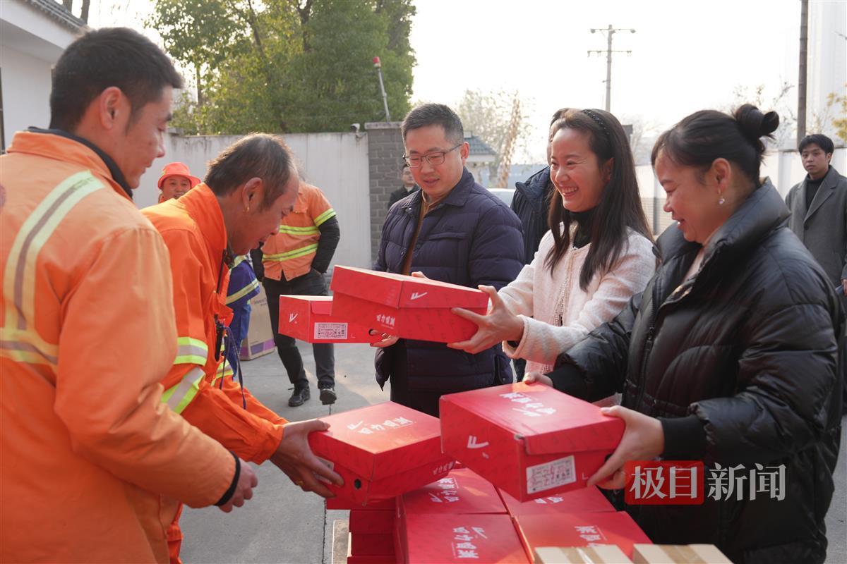 口银行青山支行向40名环卫工人捐赠“爱心鞋”九游会真人游戏第一品牌点亮环卫工人微心愿｜汉(图2)